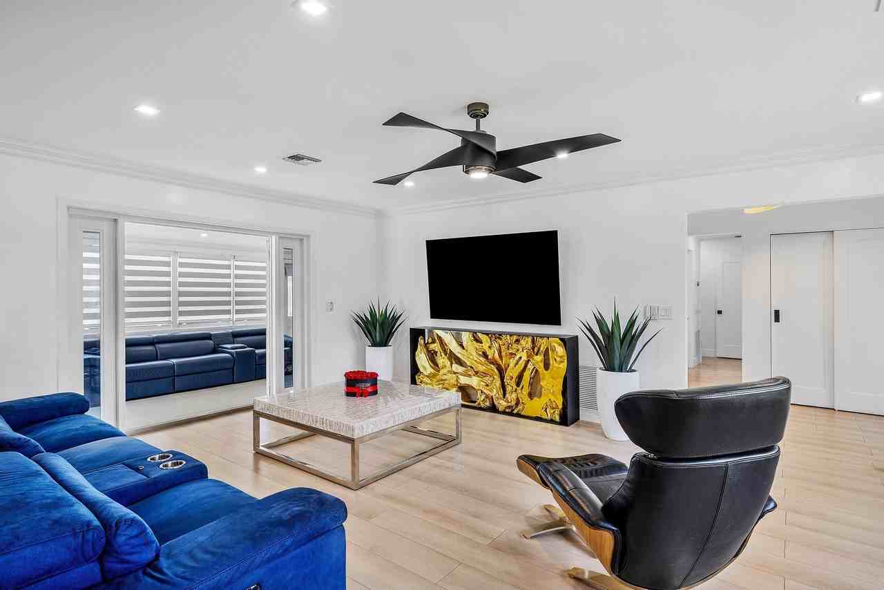 2866 Sw 8th St - Photo 7 of 39