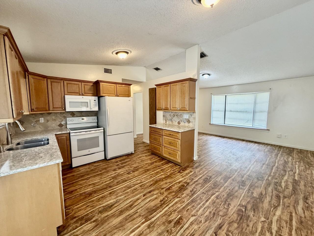 7902 Banyan St - Photo 3 of 12