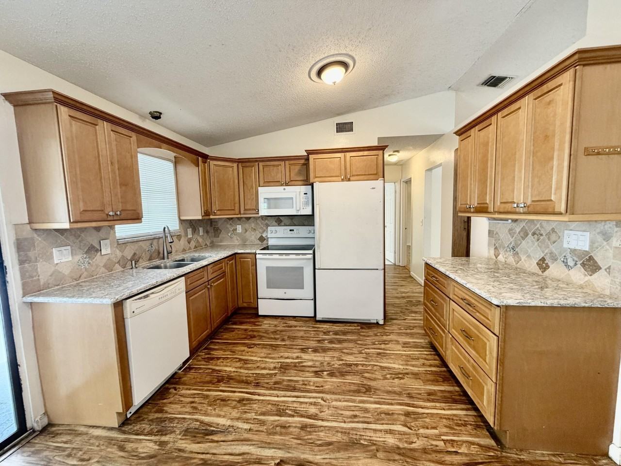 7902 Banyan St - Photo 4 of 12