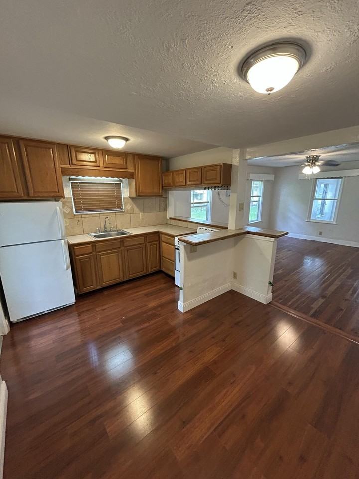 710 Se 16th St #A - Photo 2 of 16