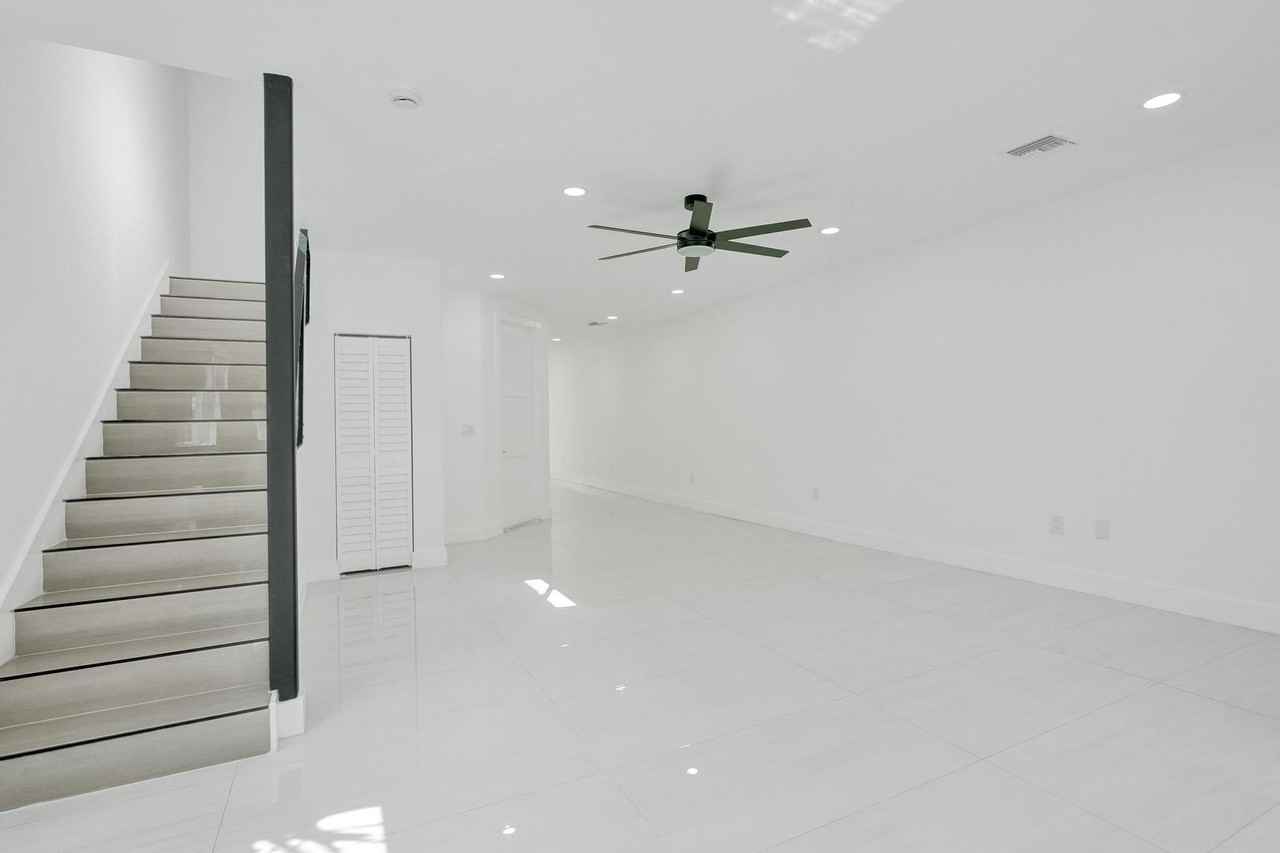1213 W Las Olas Blvd - Photo 4 of 25