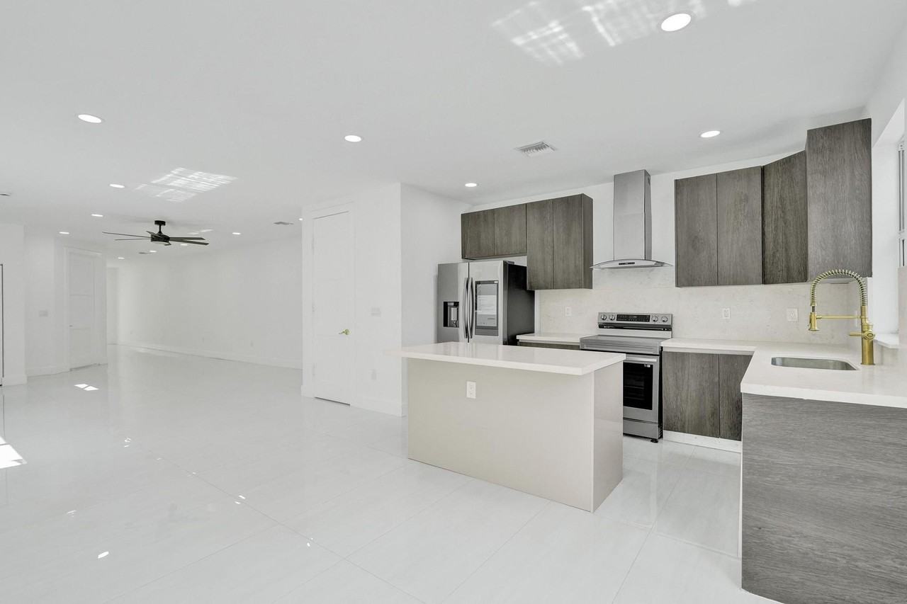 1213 W Las Olas Blvd - Photo 5 of 25