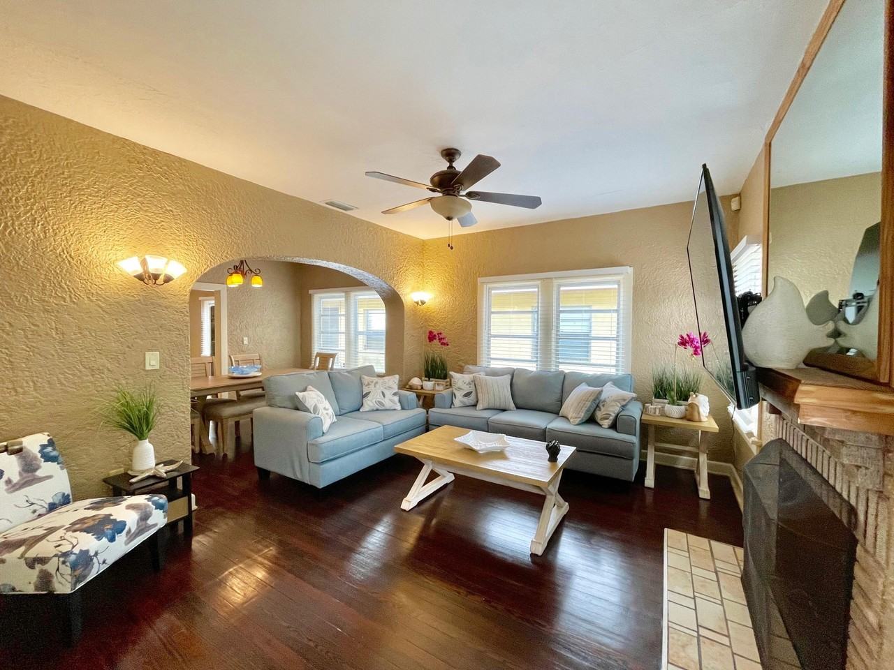 5555 Garden Ave - Photo 2 of 8