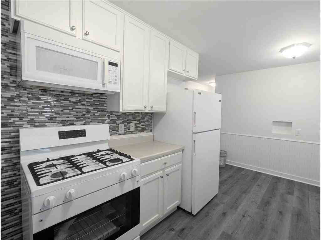 1326 Clarence St - Photo 2 of 11