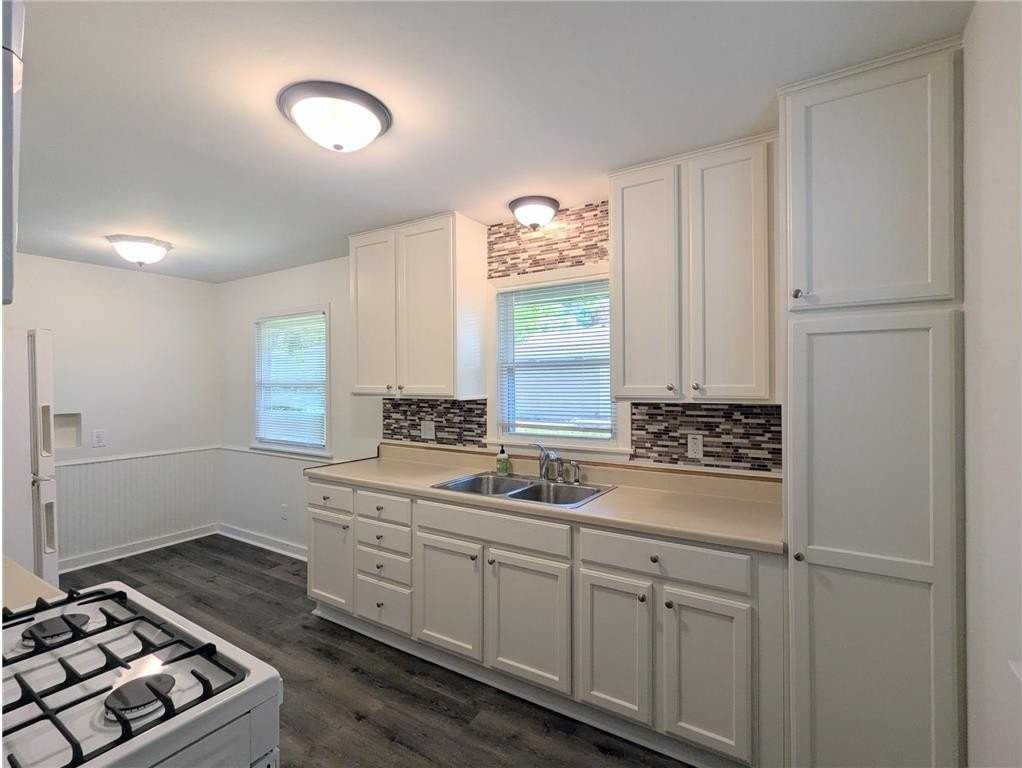 1326 Clarence St - Photo 3 of 11