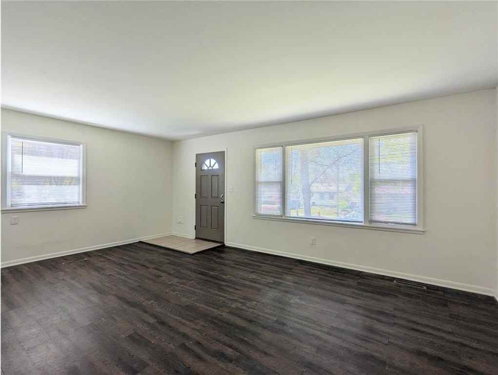 1326 Clarence St - Photo 4 of 11