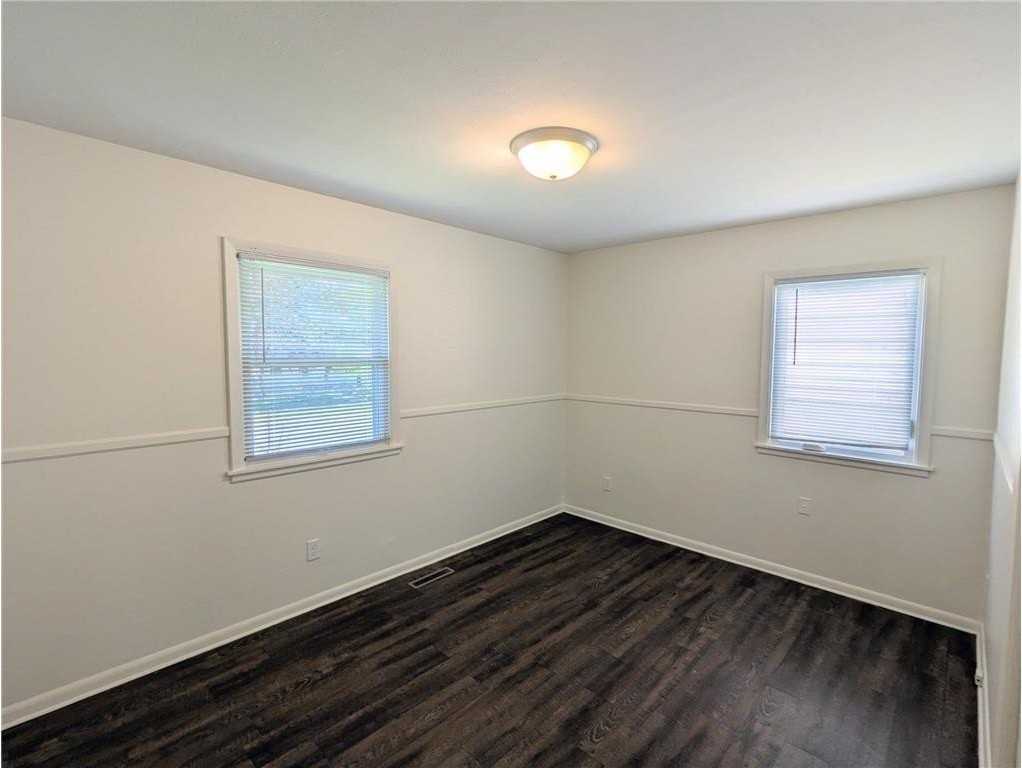 1326 Clarence St - Photo 5 of 11