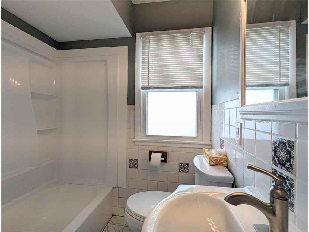 1326 Clarence St - Photo 7 of 11