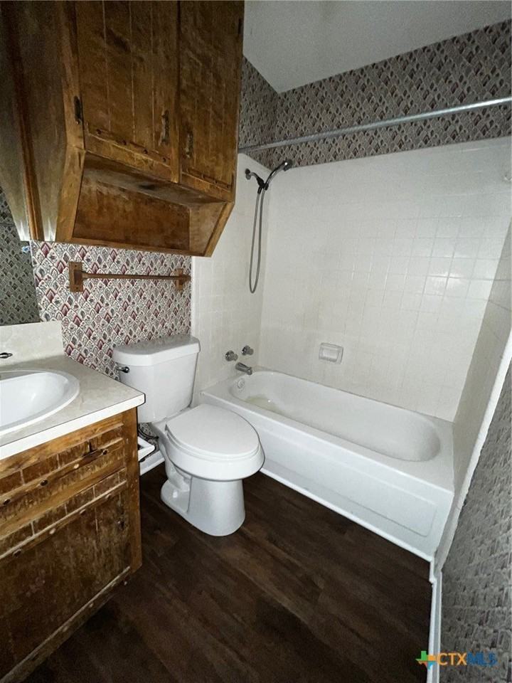 202 N Walnut St - Photo 7 of 9