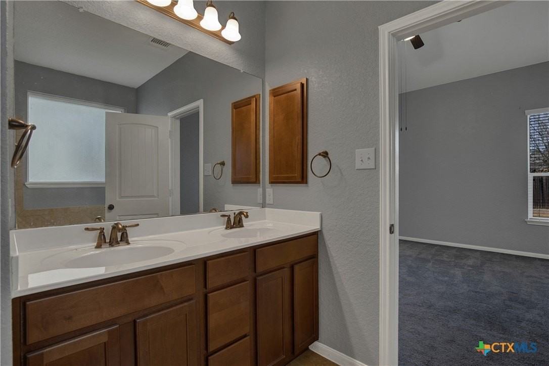 240 Oak Creek Way - Photo 4 of 22