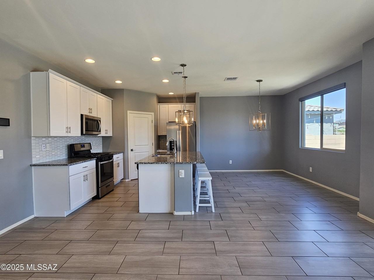 10679 W Golson Dr - Photo 7 of 36