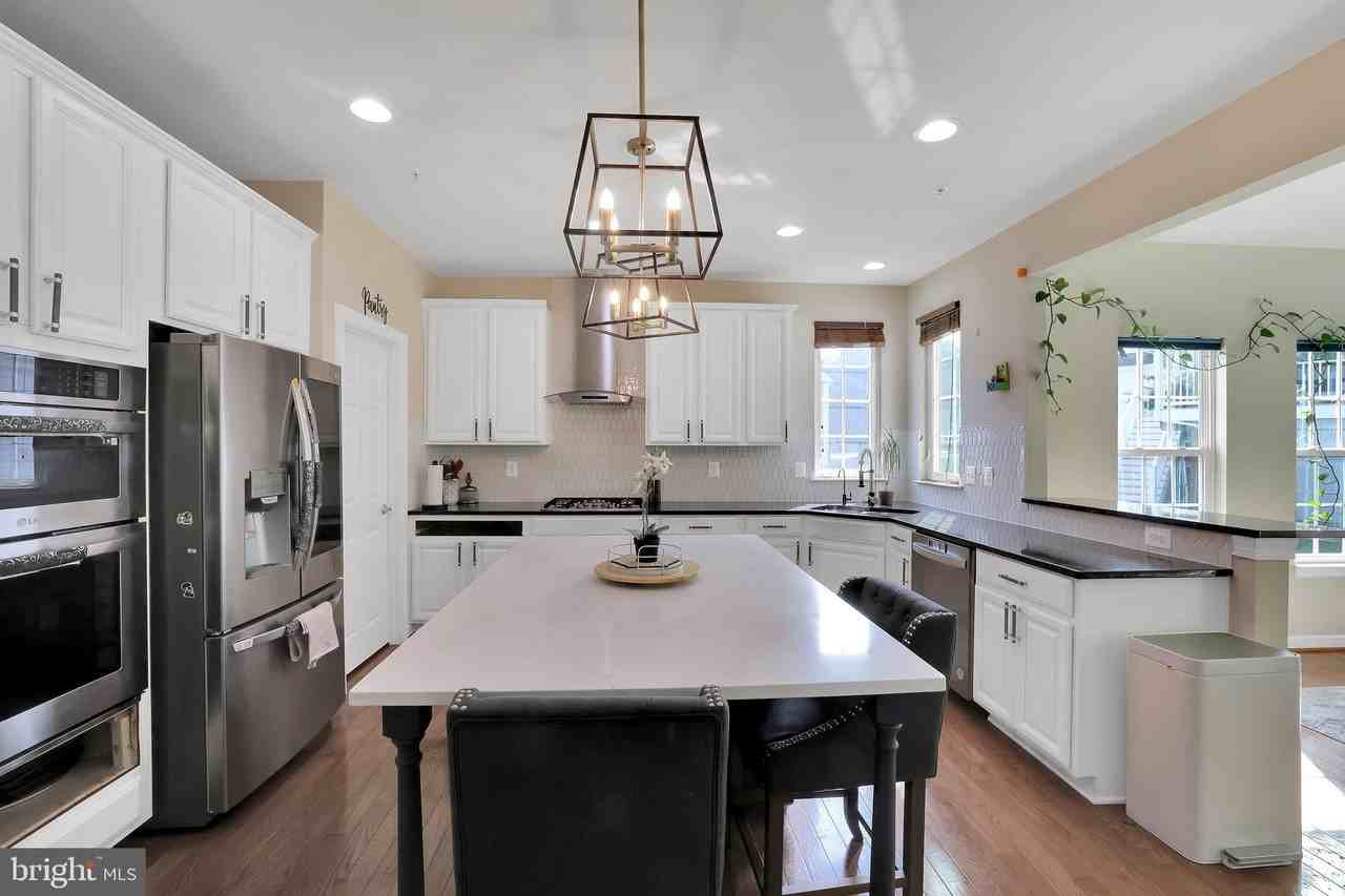 8111 Alloway Ct - Photo 4 of 43