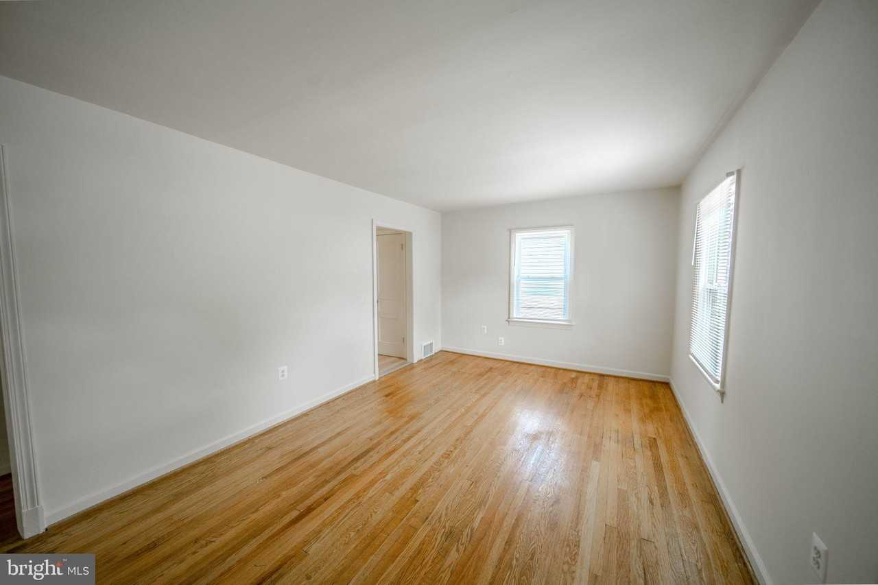 4002 74th Ave - Photo 4 of 37