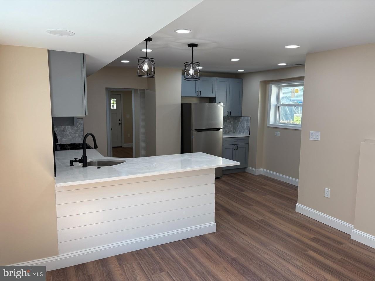 2344 Hamilton Ave - Photo 6 of 32