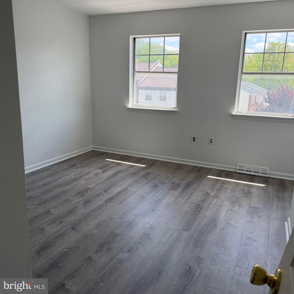 515 N York Rd #9E - Photo 2 of 4