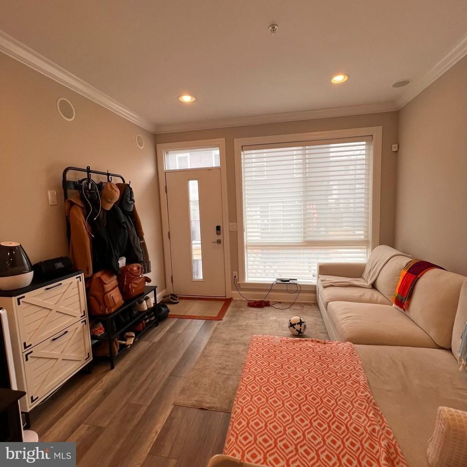 2444 Ingersoll St - Photo 3 of 25