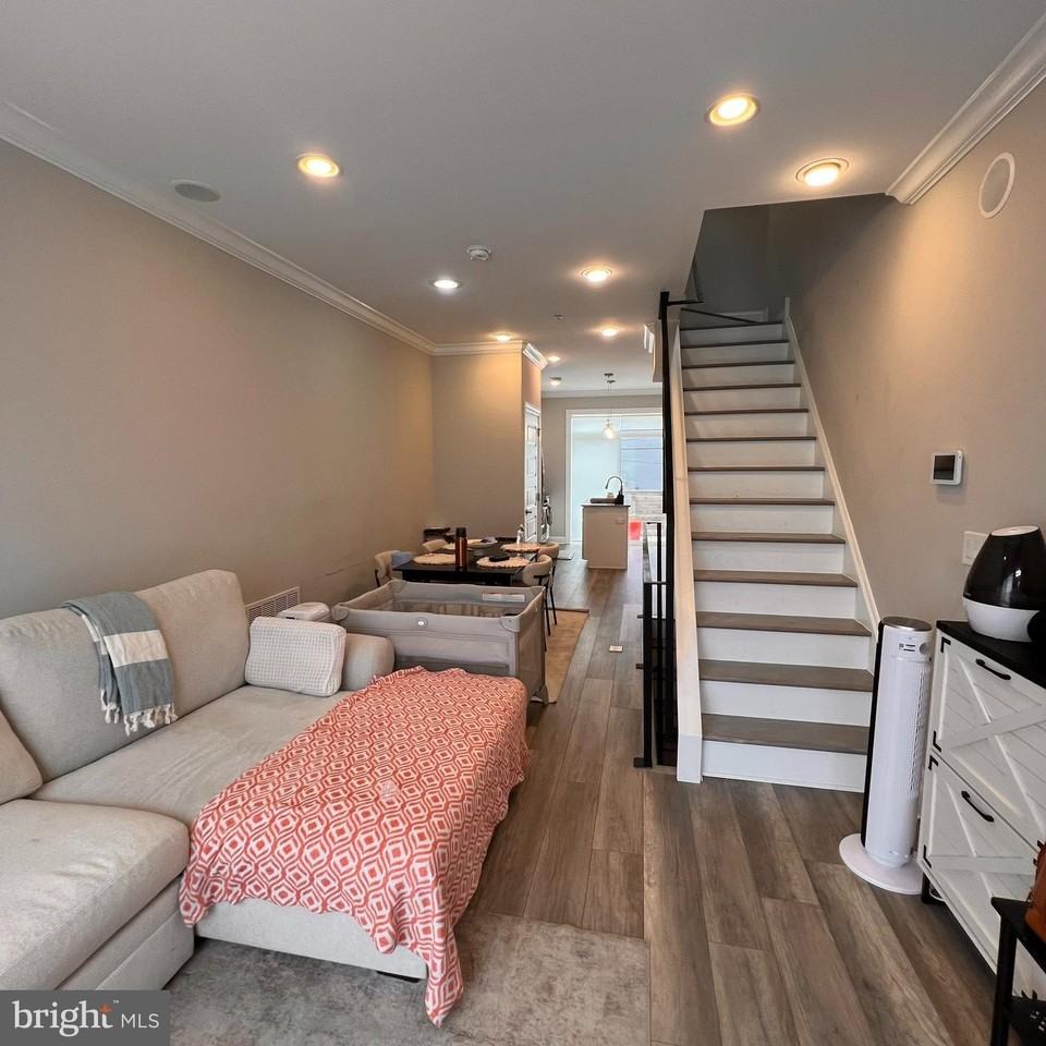 2444 Ingersoll St - Photo 4 of 25