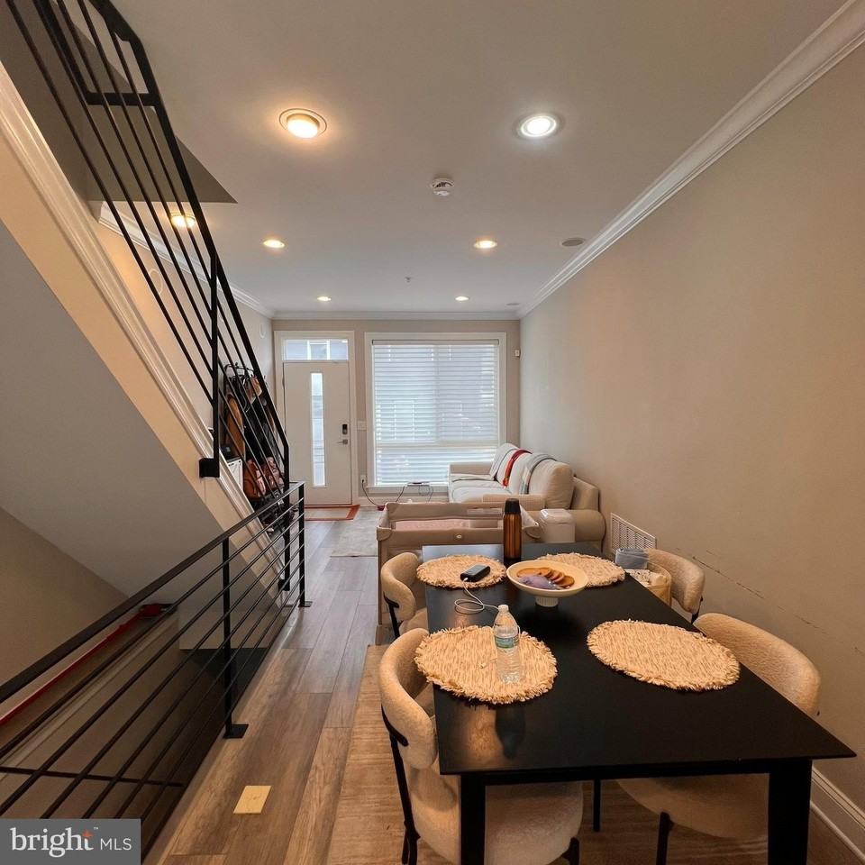 2444 Ingersoll St - Photo 5 of 25