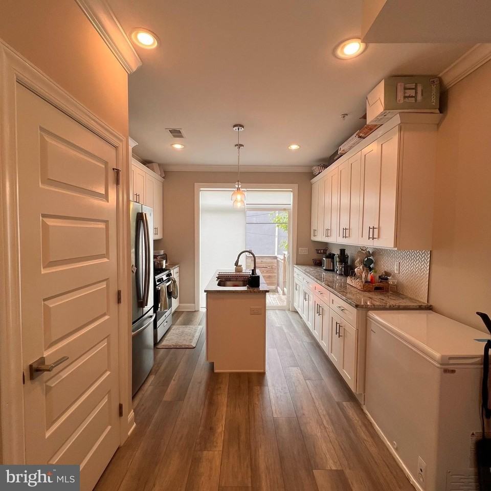 2444 Ingersoll St - Photo 6 of 25
