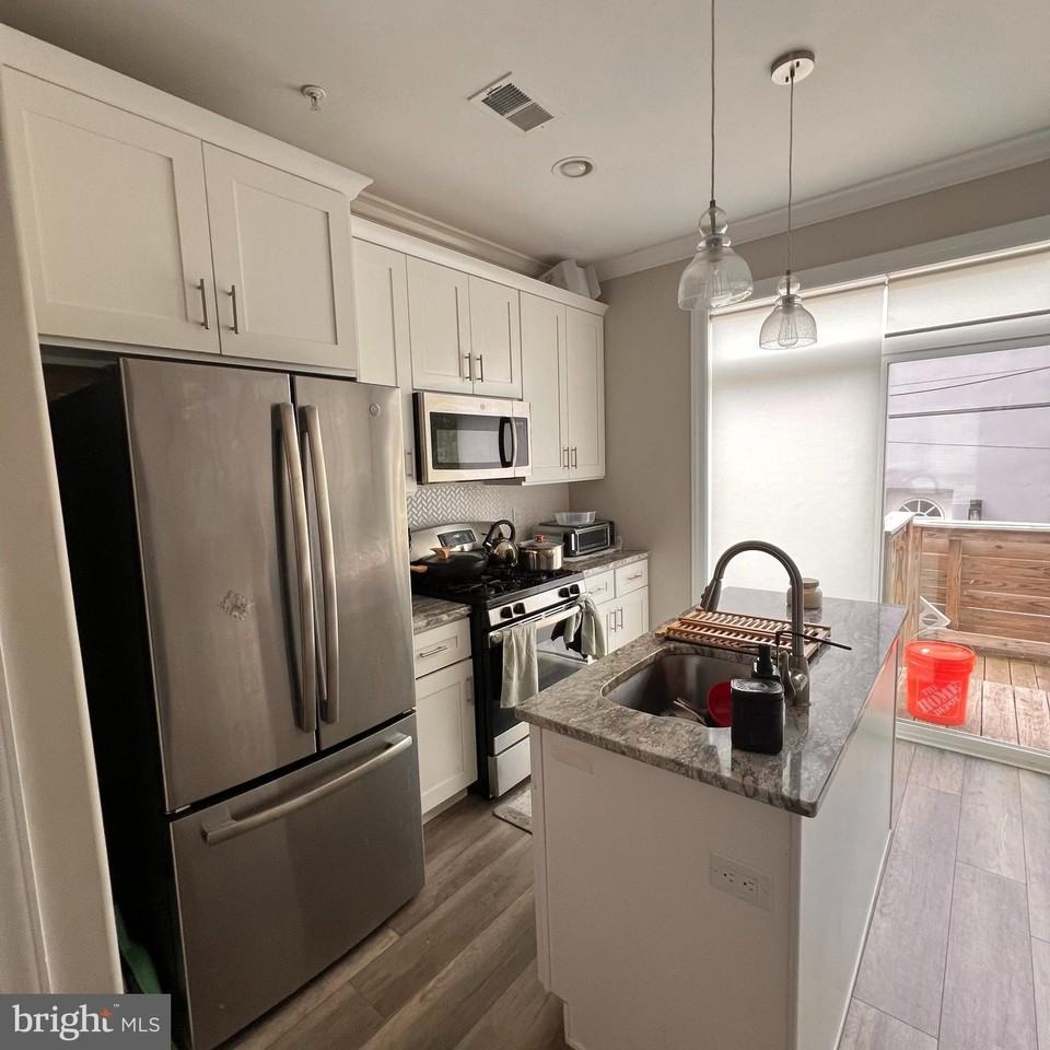 2444 Ingersoll St - Photo 7 of 25