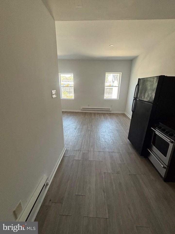 4550 Wayne Ave - Photo 4 of 11