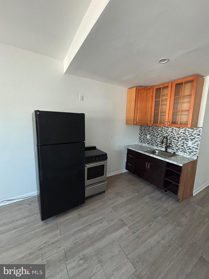 4550 Wayne Ave - Photo 5 of 11