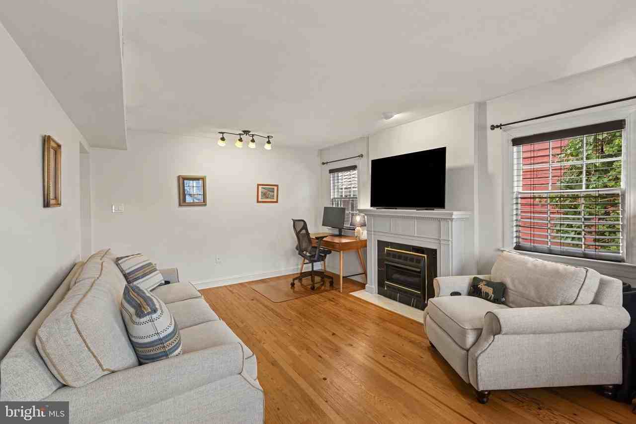 810 Queen St #4 - Photo 4 of 28