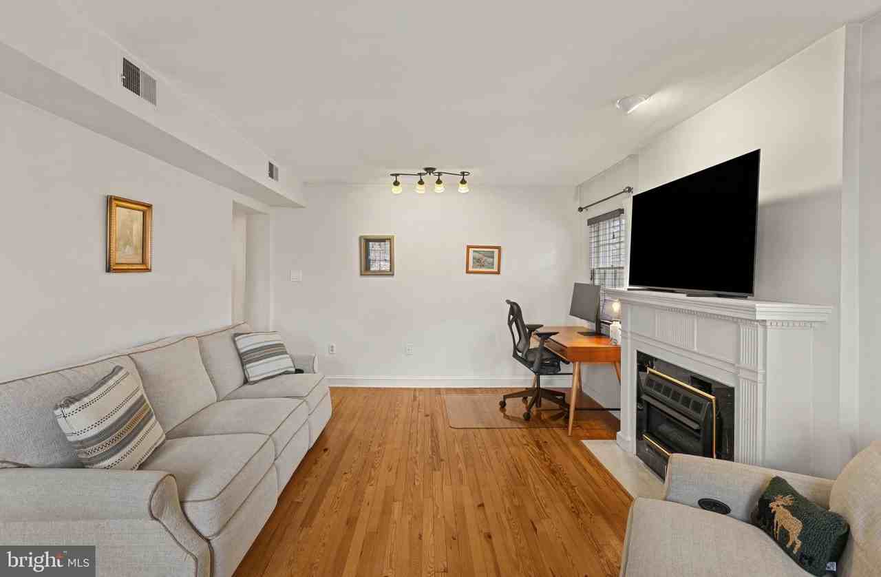 810 Queen St #4 - Photo 5 of 28