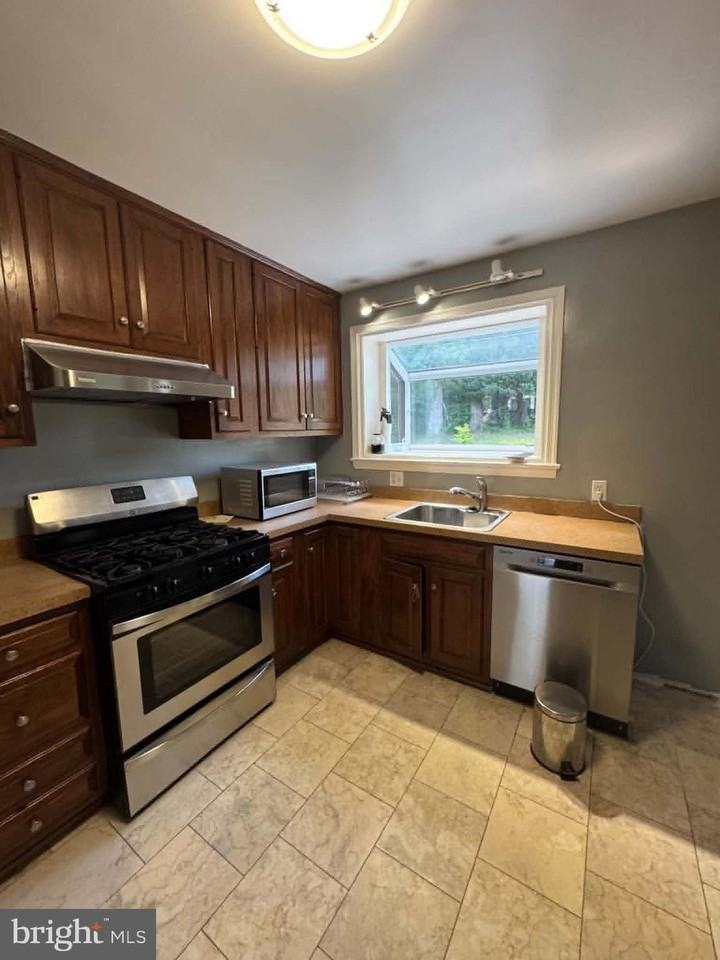 5313 Easton Dr - Photo 2 of 13