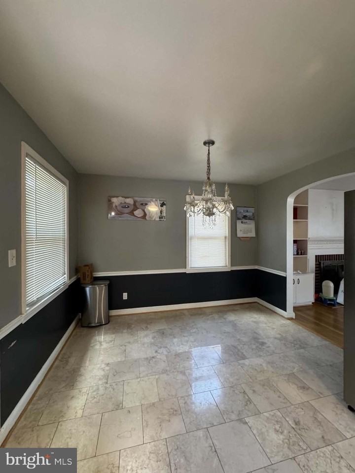 5313 Easton Dr - Photo 3 of 13