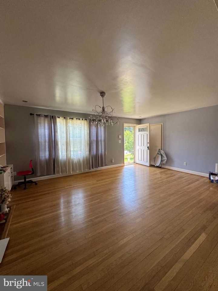 5313 Easton Dr - Photo 4 of 13