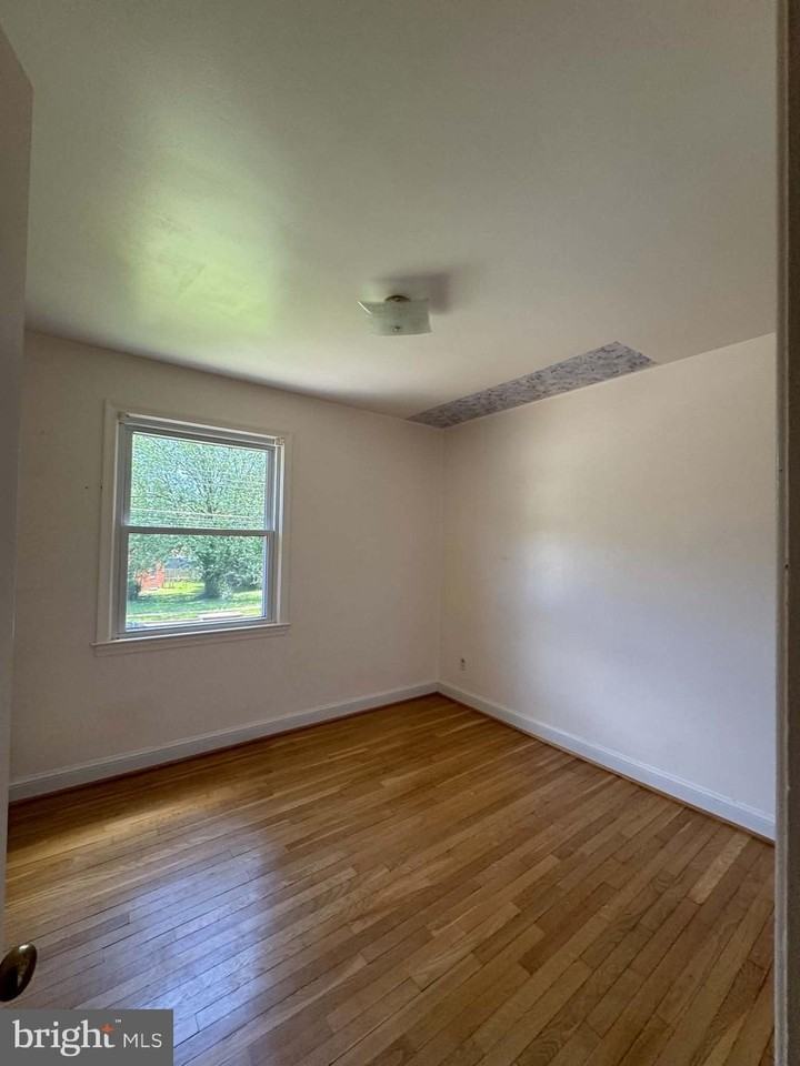 5313 Easton Dr - Photo 5 of 13