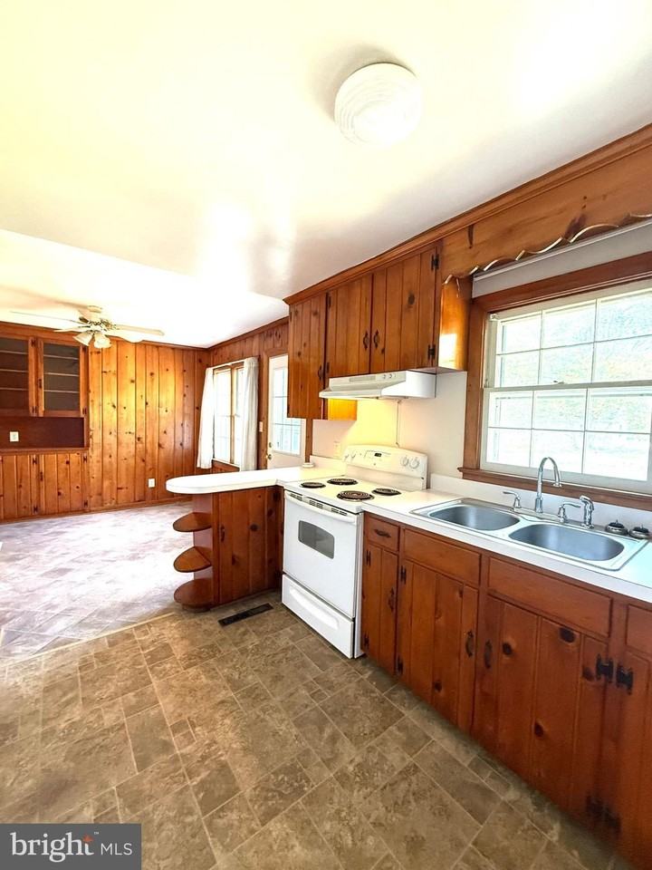 1523 Courthouse Rd - Photo 3 of 16