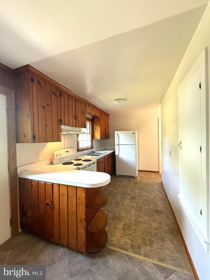 1523 Courthouse Rd - Photo 4 of 16