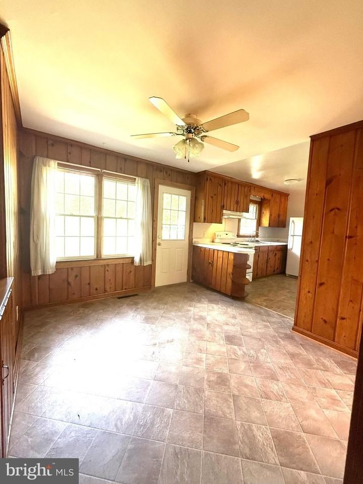 1523 Courthouse Rd - Photo 5 of 16