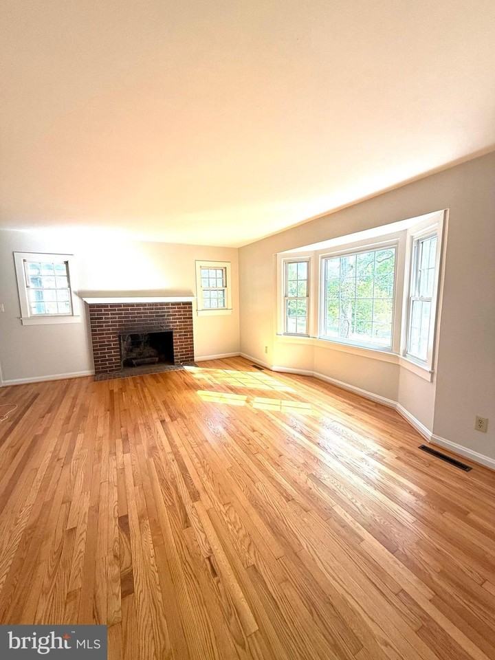 1523 Courthouse Rd - Photo 6 of 16