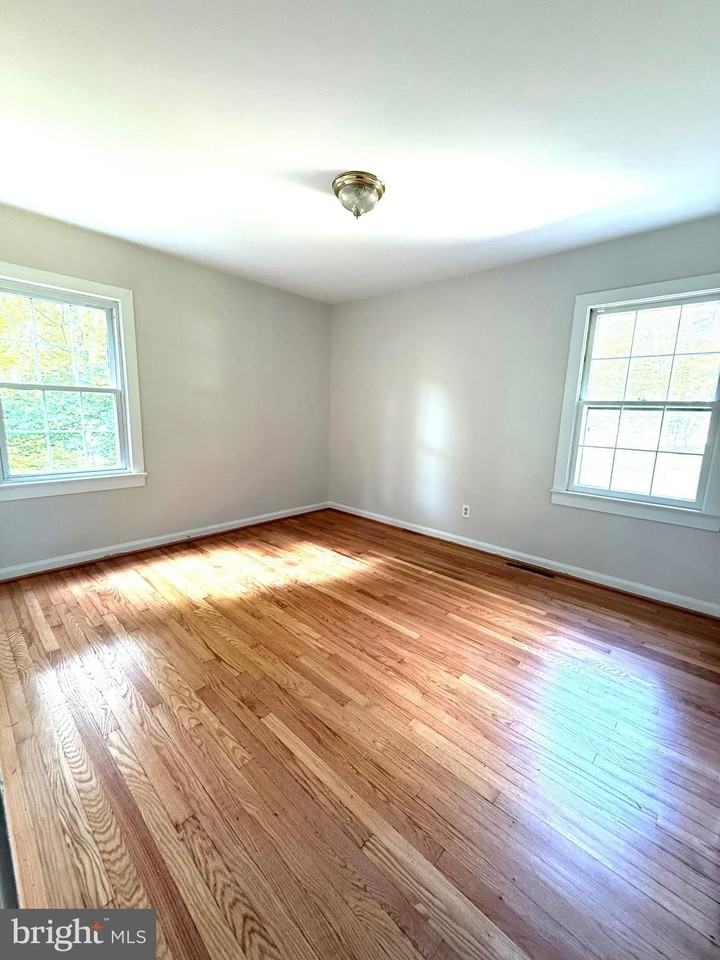 1523 Courthouse Rd - Photo 7 of 16