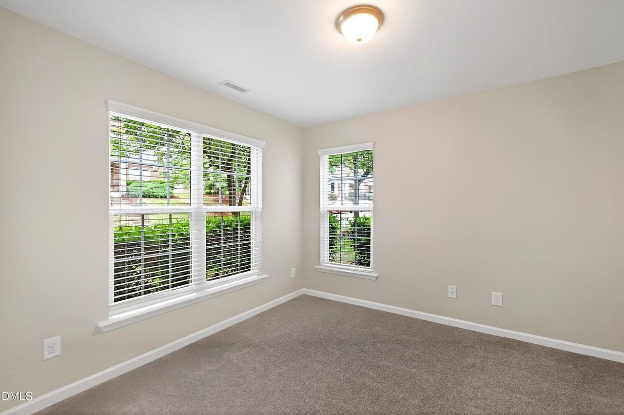 240 Michigan Ave - Photo 6 of 35