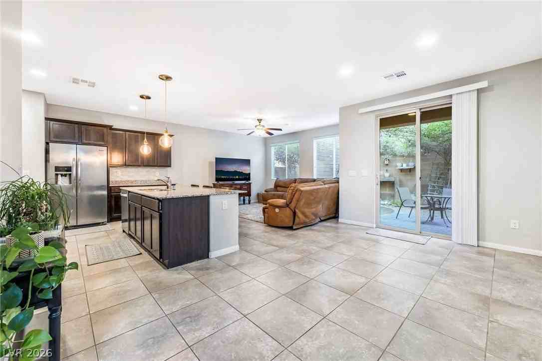 6631 Seahorse Reef St - Photo 4 of 40