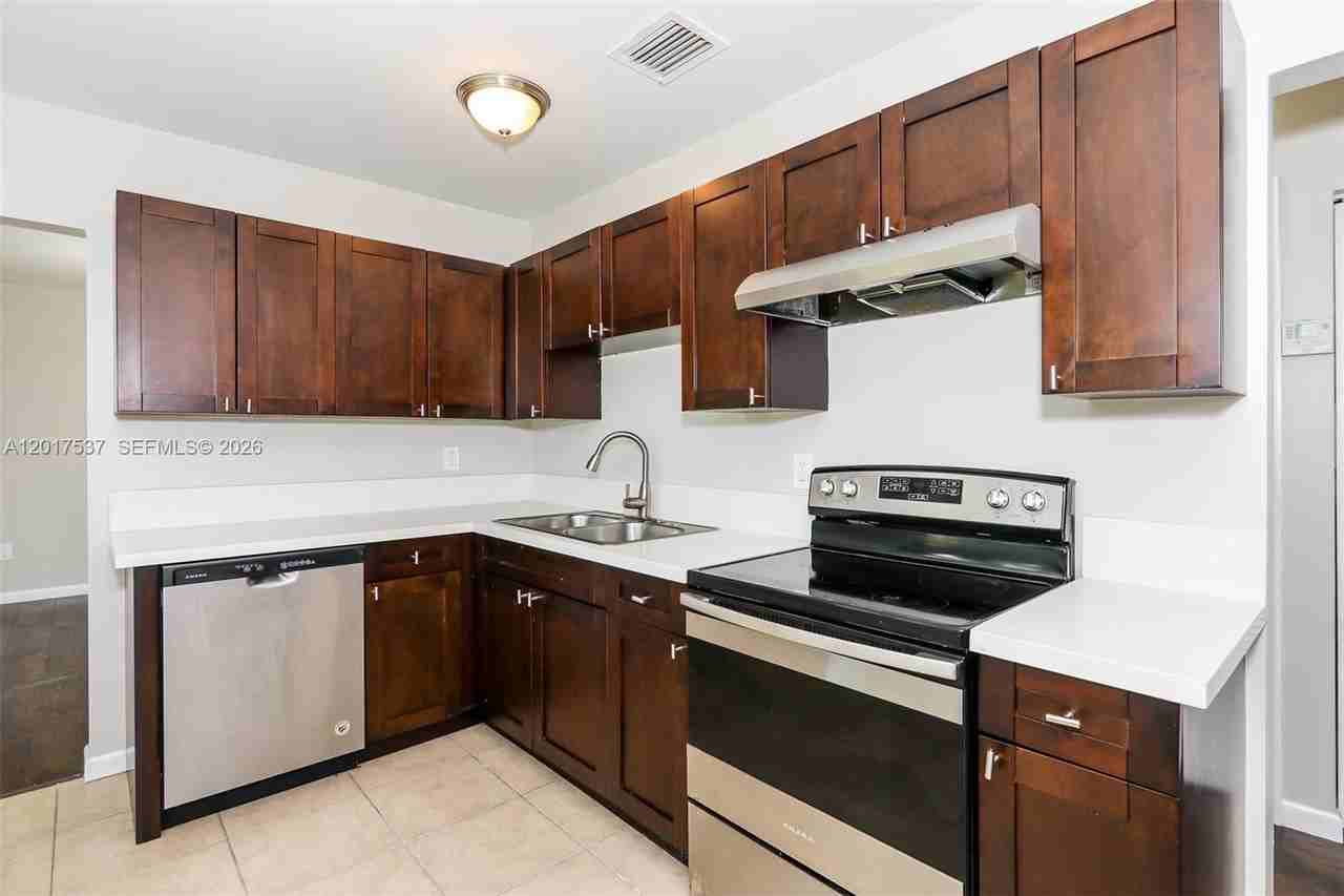 16025 Sw 99th Ave - Photo 5 of 15