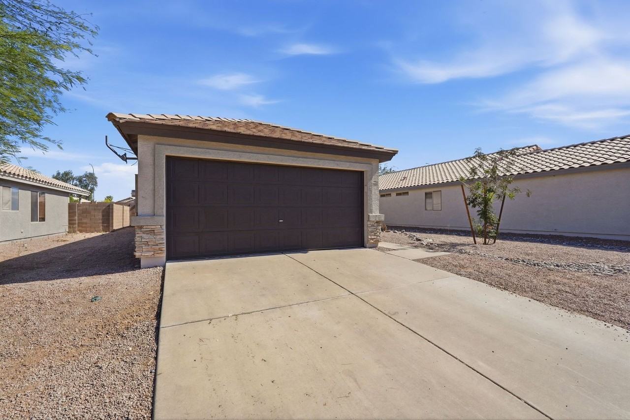 9958 E Dolphin Cir - Photo 2 of 33