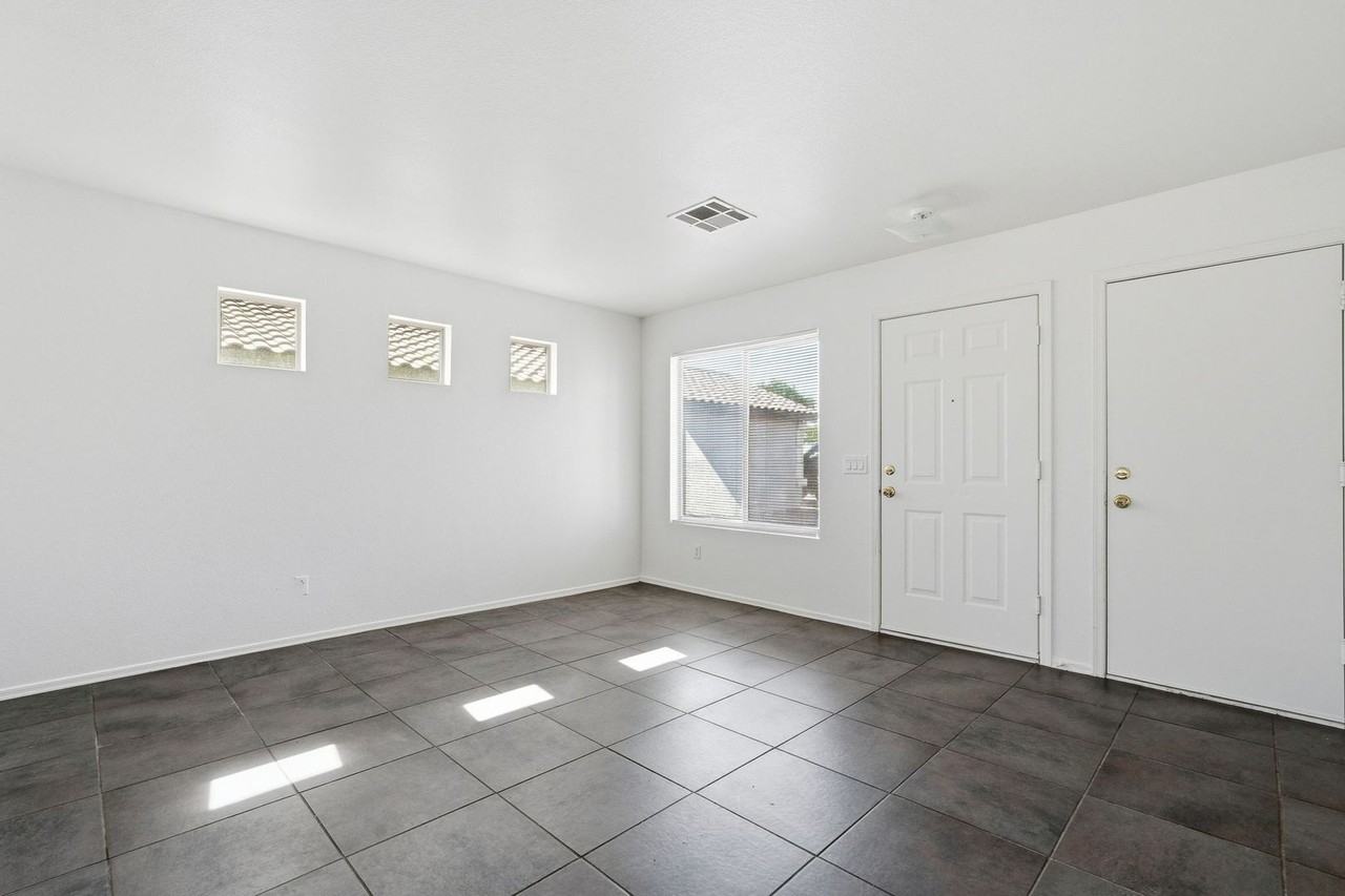 9958 E Dolphin Cir - Photo 5 of 33