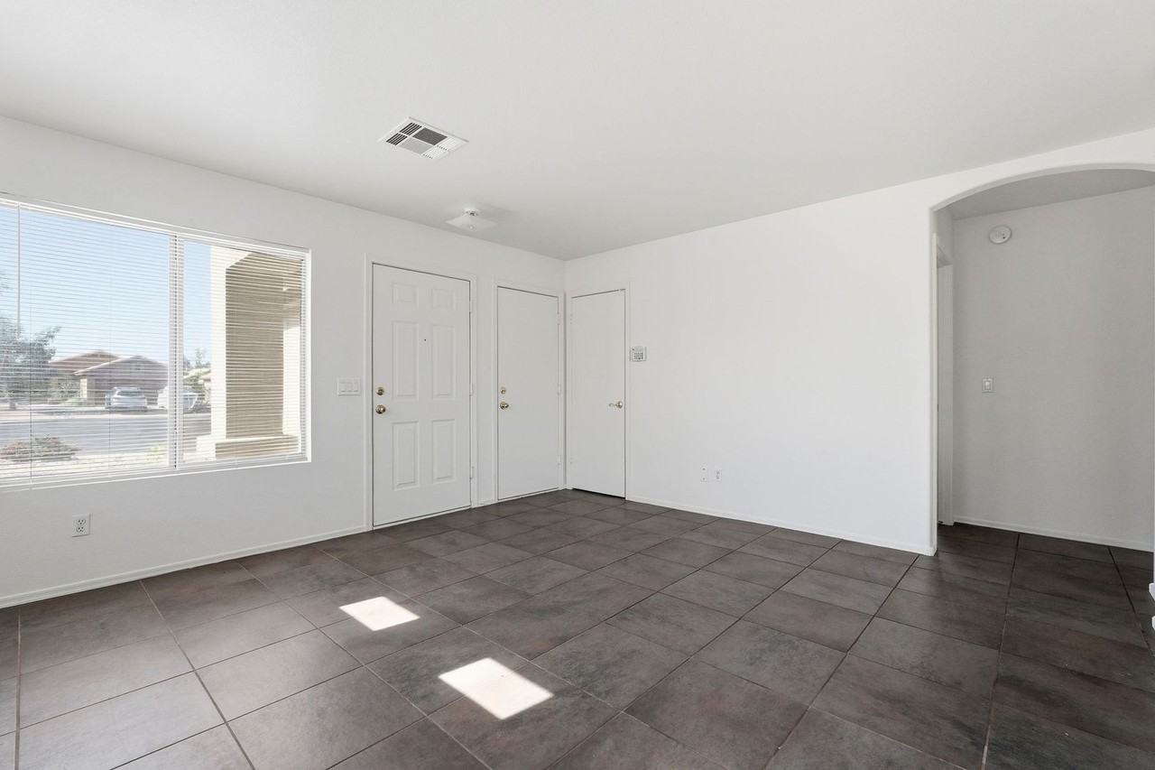 9958 E Dolphin Cir - Photo 7 of 33