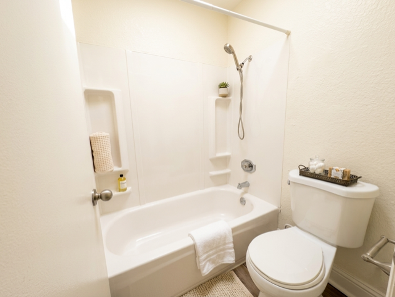 Amberwood Apartments - Photo 7 of 8
