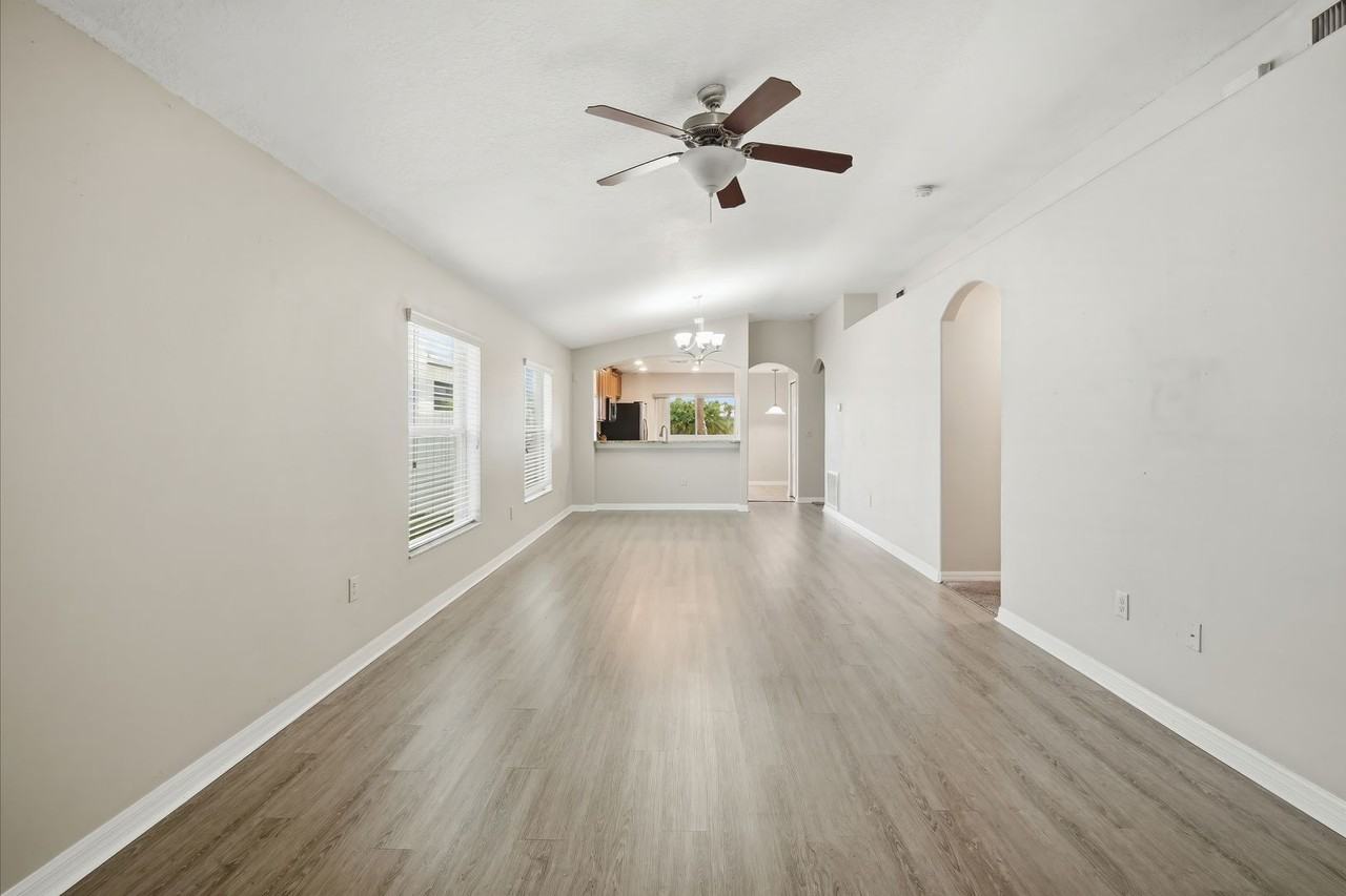 1827 Harbour Blue St - Photo 4 of 28