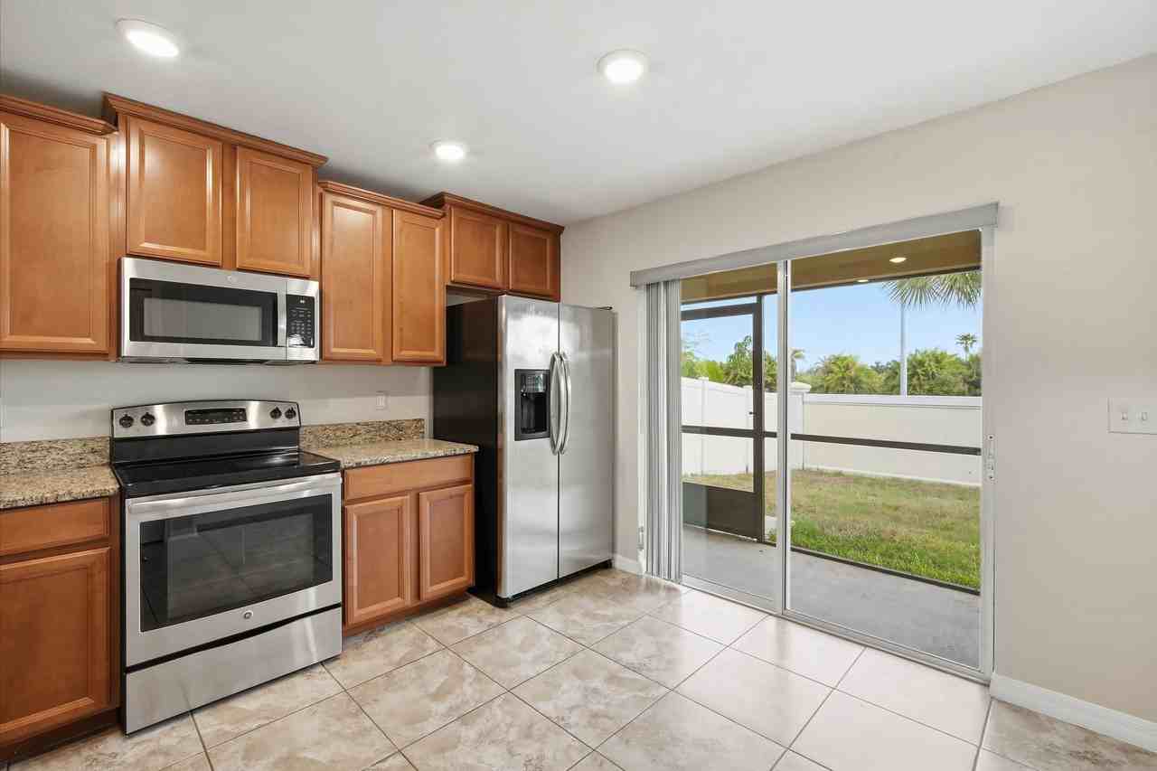 1827 Harbour Blue St - Photo 7 of 28