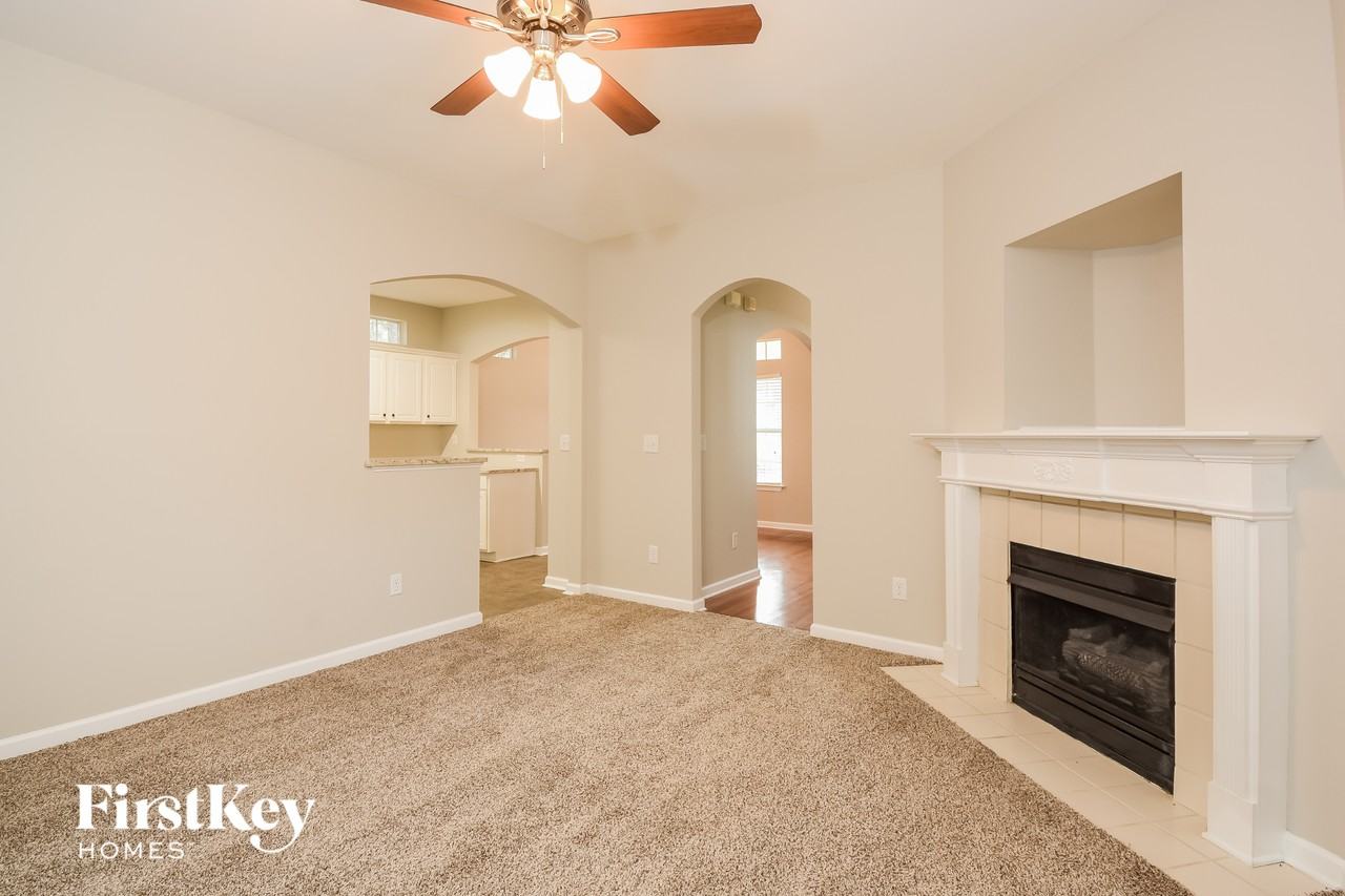 302 Pinehurst Way - Photo 5 of 15