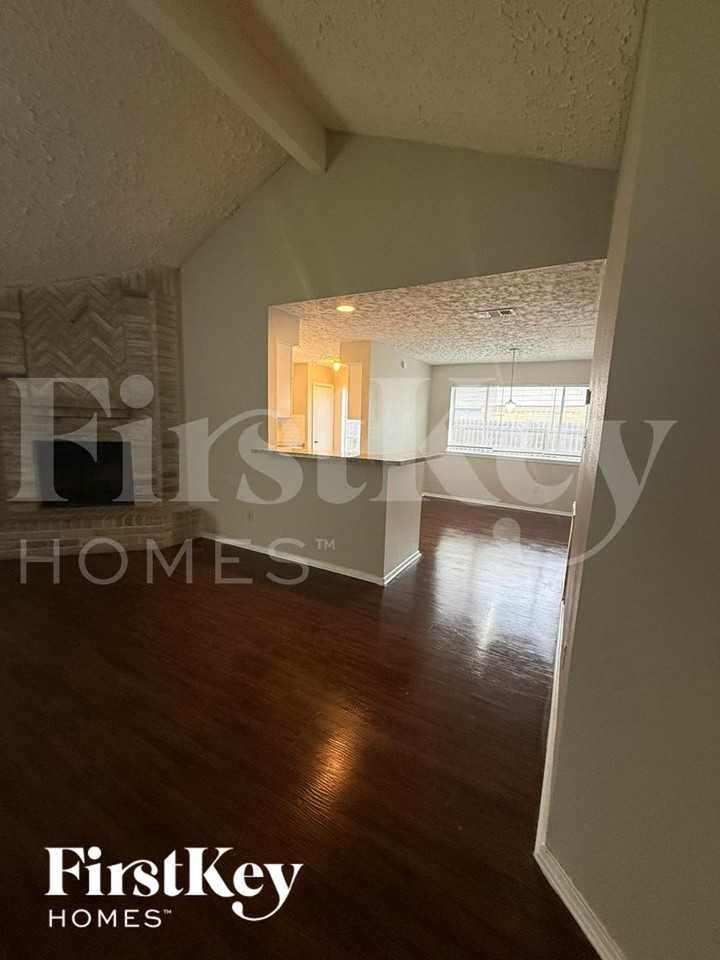 15706 Tammany Ln - Photo 2 of 10