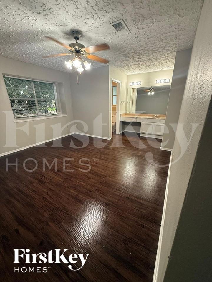 15706 Tammany Ln - Photo 3 of 10