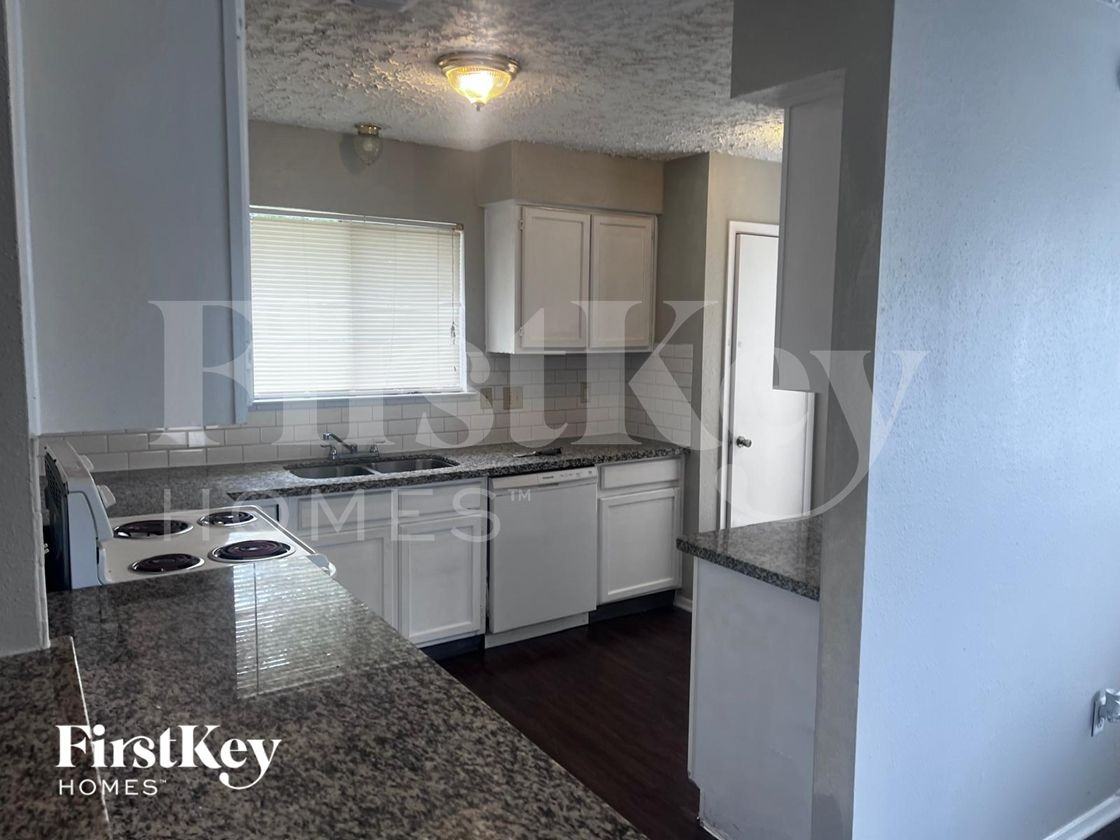 15706 Tammany Ln - Photo 4 of 10